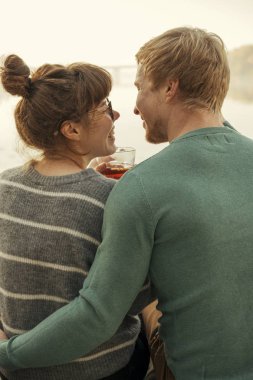 Bir da rahat kıyafetli erkek ve kadın Sevimli kırmızı saçlı çift