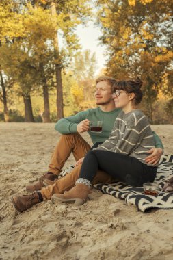 Bir da rahat kıyafetli erkek ve kadın Sevimli kırmızı saçlı çift