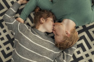 Bir da rahat kıyafetli erkek ve kadın Sevimli kırmızı saçlı çift