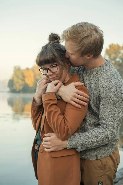 Söt rödhåriga par man och kvinna i casual outfit på en da — Stockfoto