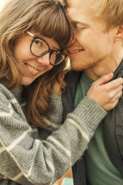 귀여운 빨간 머리 커플 의 남자와 여자 에 캐주얼 복장 에 a da — 스톡 사진