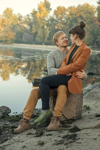 Bonito casal de cabelos vermelhos de homem e mulher em roupa casual em um da — Fotografia de Stock