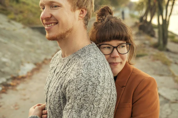 Cute red haired couple of man and woman in casual outfit on a da — Stock Photo, Image