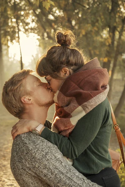 Söt rödhåriga par man och kvinna i casual outfit på en da — Stockfoto