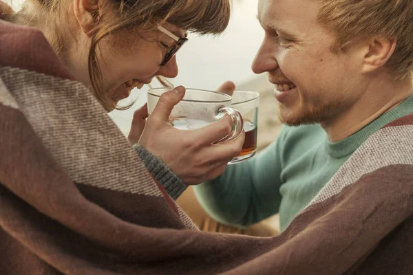 Bir da rahat kıyafetli erkek ve kadın Sevimli kırmızı saçlı çift