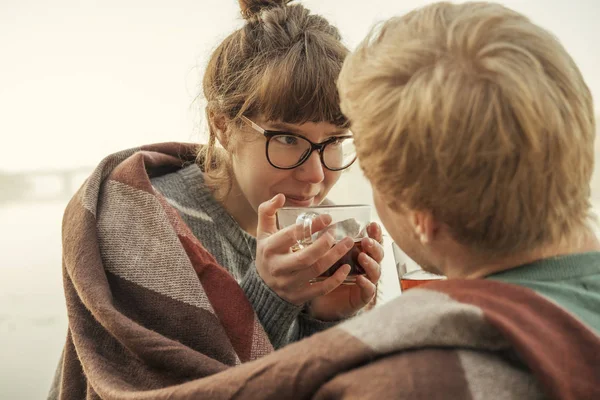 ダにカジュアルな衣装で男女のかわいい赤髪のカップル — ストック写真