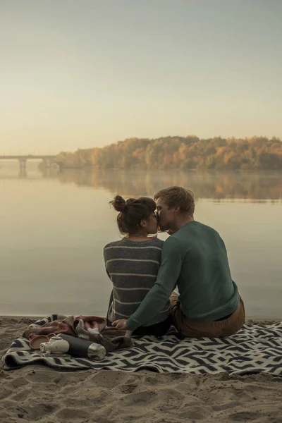 Schattig roodharige paar man en vrouw in Casual outfit op een da — Stockfoto