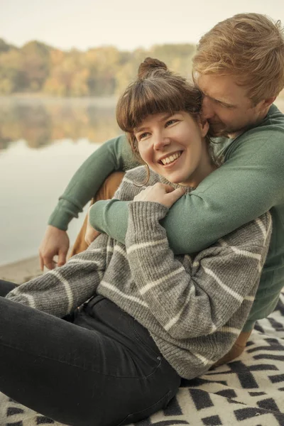 Söt rödhåriga par man och kvinna i casual outfit på en da — Stockfoto