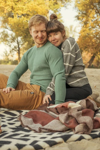 Bir da rahat kıyafetli erkek ve kadın Sevimli kırmızı saçlı çift — Stok fotoğraf