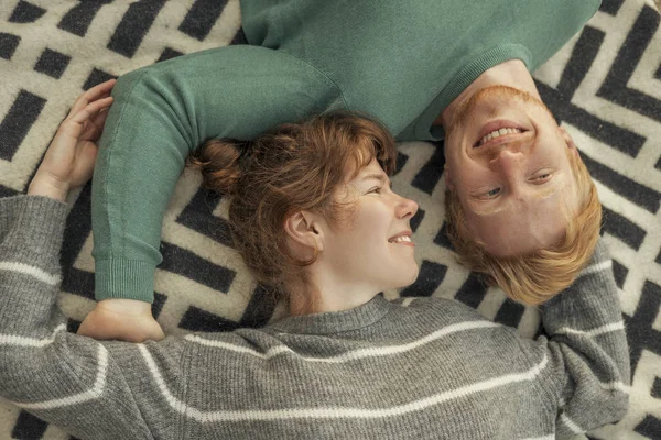 Cute red haired couple of man and woman in casual outfit on a da — Stock Photo, Image