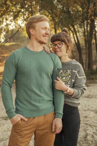 Cute red haired couple of man and woman in casual outfit on a da — Stock Photo, Image