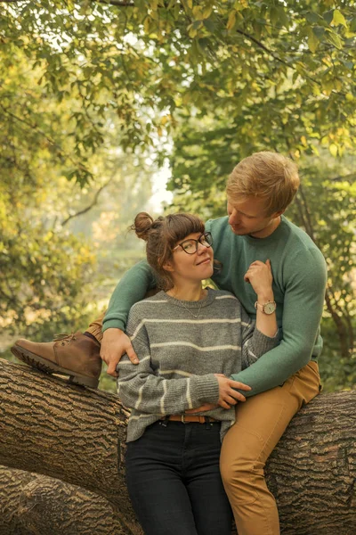 Bonito casal de cabelos vermelhos de homem e mulher em roupa casual em um da — Fotografia de Stock