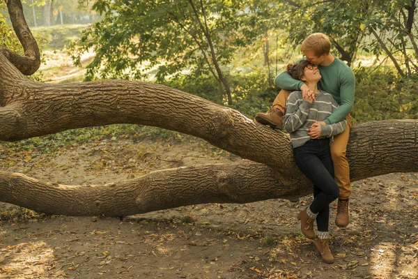 Schattig roodharige paar man en vrouw in Casual outfit op een da — Stockfoto