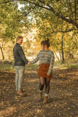 Bir da rahat kıyafetli erkek ve kadın Sevimli kırmızı saçlı çift