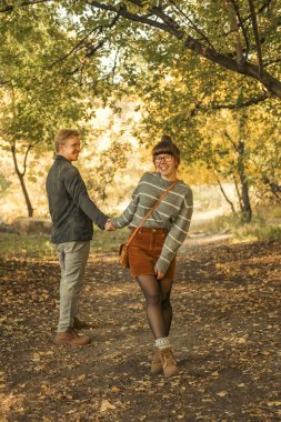 Bir da rahat kıyafetli erkek ve kadın Sevimli kırmızı saçlı çift