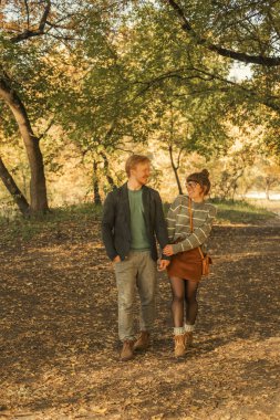 Bir da rahat kıyafetli erkek ve kadın Sevimli kırmızı saçlı çift