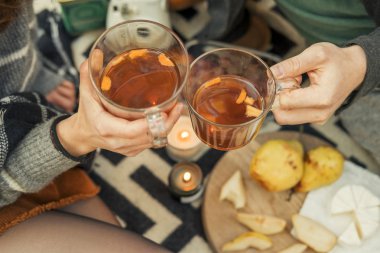 Bir da rahat kıyafetli erkek ve kadın Sevimli kırmızı saçlı çift