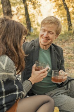 Bir da rahat kıyafetli erkek ve kadın Sevimli kırmızı saçlı çift