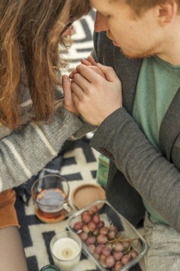 Bir da rahat kıyafetli erkek ve kadın Sevimli kırmızı saçlı çift