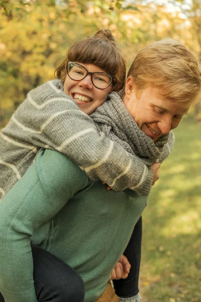 Söt rödhåriga par man och kvinna i casual outfit på en da — Stockfoto