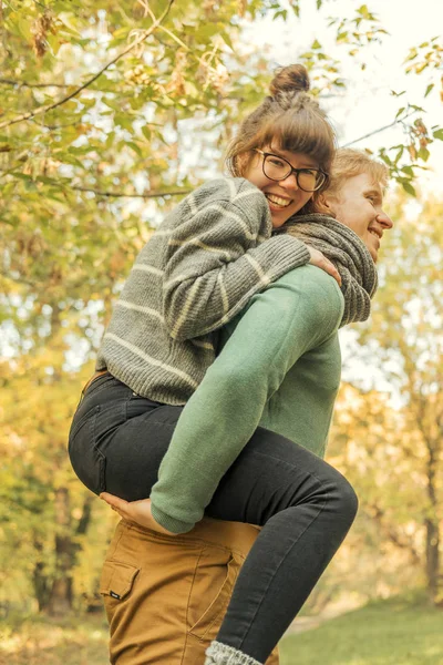 ダにカジュアルな衣装で男女のかわいい赤髪のカップル — ストック写真