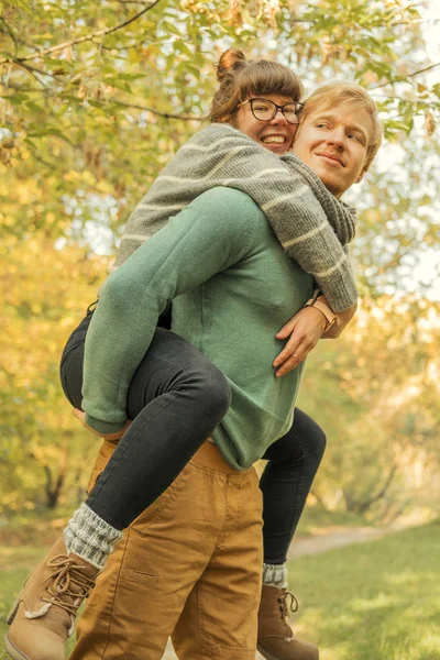 Söt rödhåriga par man och kvinna i casual outfit på en da — Stockfoto