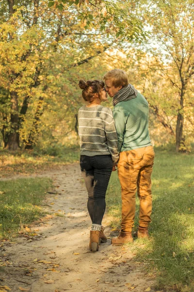 Söt rödhåriga par man och kvinna i casual outfit på en da — Stockfoto