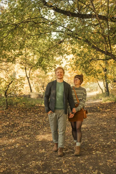 Niedliche rothaarige Paar von Mann und Frau in lässigem Outfit auf einem da — Stockfoto