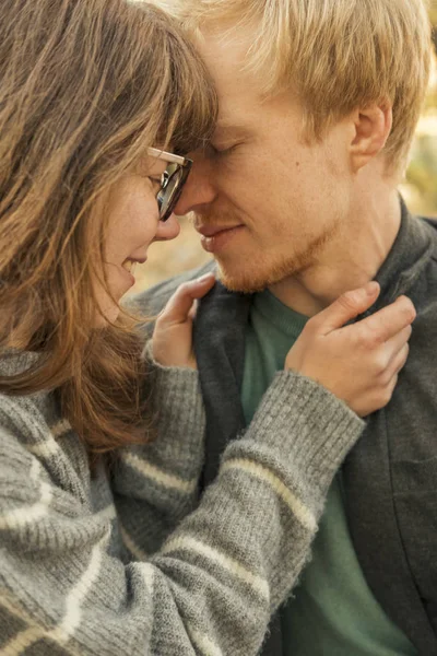 Cute red haired couple of man and woman in casual outfit on a da — Stock Photo, Image