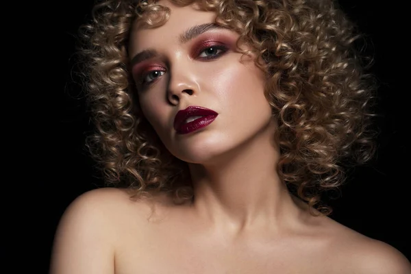 Cute caucasian woman with afro (curls) hairstyle on a dark backg — Stock Photo, Image