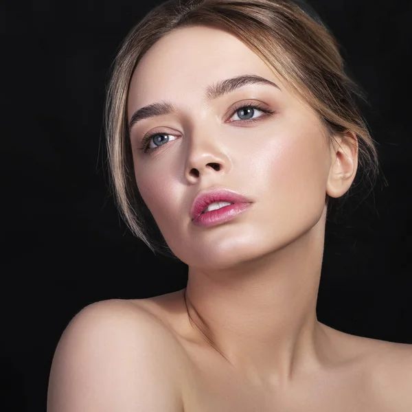 Cute caucasian woman with daily hairstyle on a dark background. — Stock Photo, Image