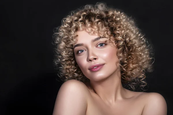 Linda mujer caucásica con afro (rizos) peinado en un respaldo oscuro — Foto de Stock