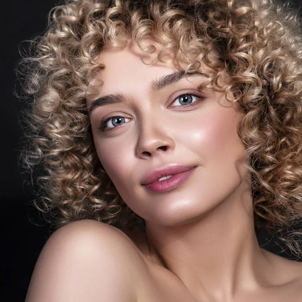 Cute caucasian woman with afro (curls) hairstyle on a dark backg — Stock Photo, Image