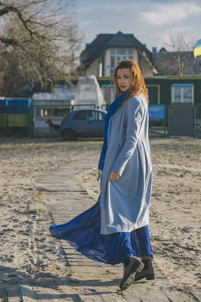 Wspaniała Europejska Kobieta w ciepłym płaszczu i sukienka na spacer w parku — Zdjęcie stockowe