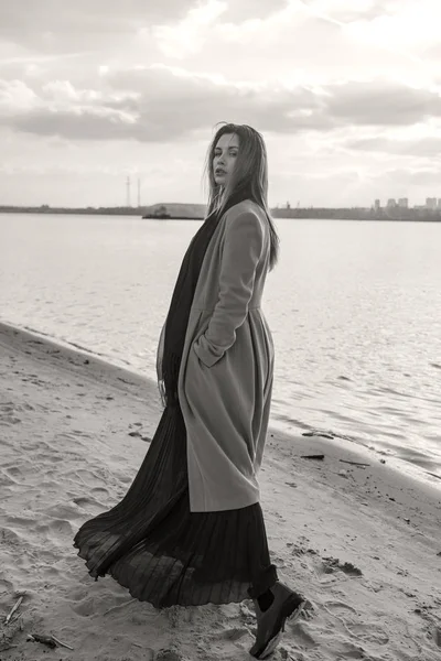 Magnifique femme européenne en manteau chaud et robe lors d'une promenade dans le parc — Photo