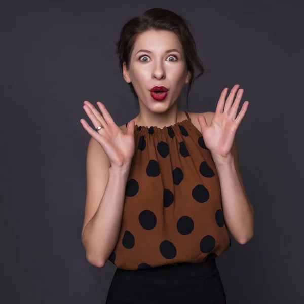 Brünette Frau auf neutralem Hintergrund. Emotionales Porträt — Stockfoto