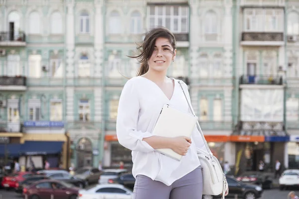 Hermosa mujer de negocios morena en falda blanca y traje gris t —  Fotos de Stock