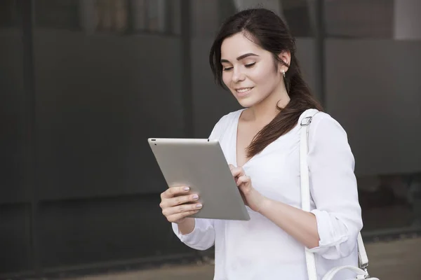 Beautiful brunette business woman in white skirt and grey suit t — Stock Photo, Image