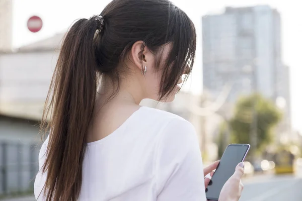 Mooie brunette zakenvrouw in witte rok en grijs pak t — Stockfoto