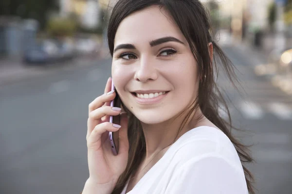 Schöne brünette Geschäftsfrau in weißem Rock und grauem Anzug — Stockfoto