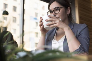 Beyaz etek ve gri takım j güzel esmer iş kadını