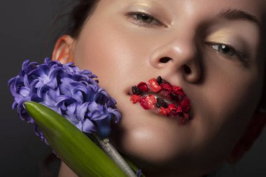 Kırmızı yaratıcı makyaj ve mavi sümbül ile Pretty esmer kadın