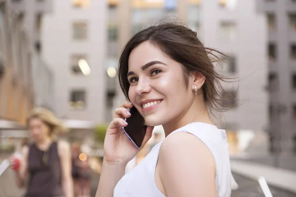 Mooie brunette zakenvrouw in grijze smark casual kleding wor — Stockfoto