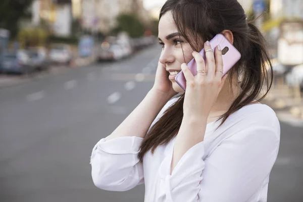 Mooie brunette zakenvrouw in witte rok en grijs pak t — Stockfoto