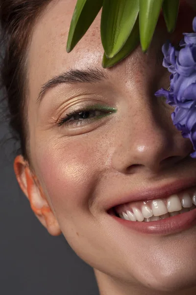 Mujer morena bonita con maquillaje creativo rojo y jacinto azul —  Fotos de Stock