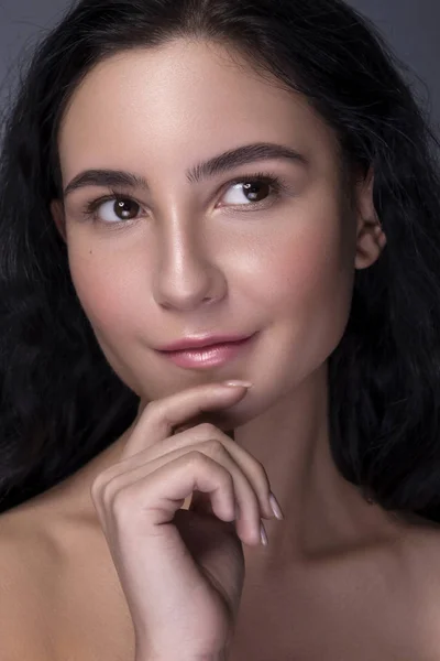 Close-up portret van brunette vrouw met vlekkeloze schone huid. Na — Stockfoto