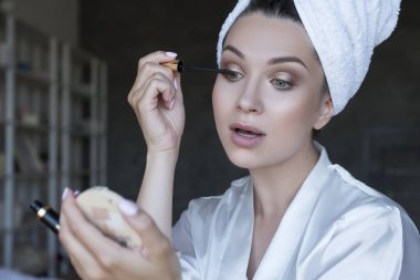 Pijama evde güzel uygun esmer kadın. O güzellik pr yapmak