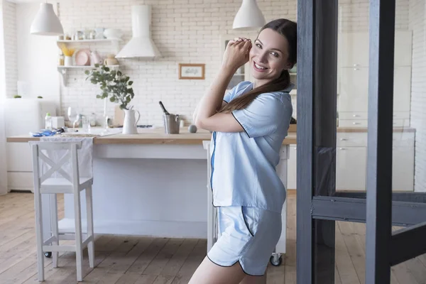 Vacker passar brunett kvinna hemma i pyjamas. Hon äter sönder — Stockfoto