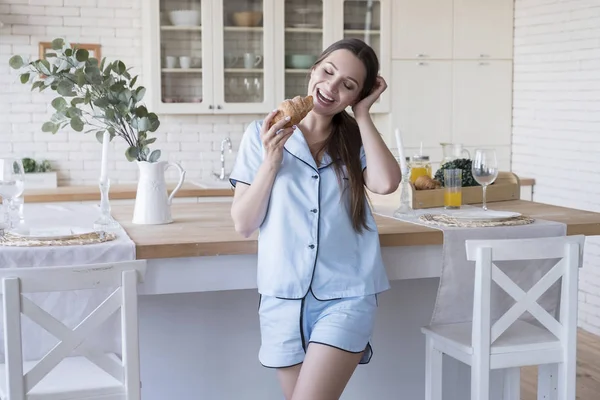 Mooie pasvorm brunette vrouw thuis in pyjama. Ze eten pauze — Stockfoto