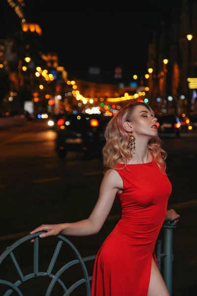 Mujer rubia hermosa de lujo con pelo rizado y maquillaje de noche —  Fotos de Stock
